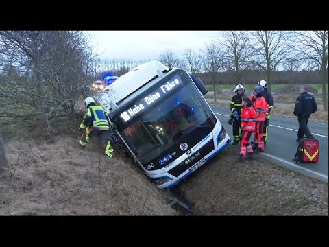 Bus von Straße geweht! Passagiere müssen durch Dachluke gerettet werden