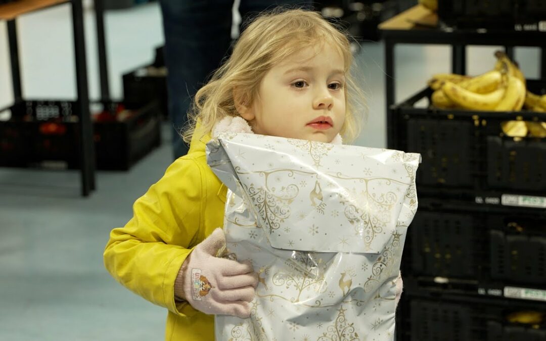 Kinderaugen leuchten – Rostocker Tafel beglückt Bedürftige mit Geschenken