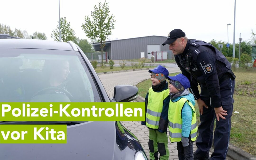 100% geschnallt: Polizei und Kinder kontrollieren Autofahrer